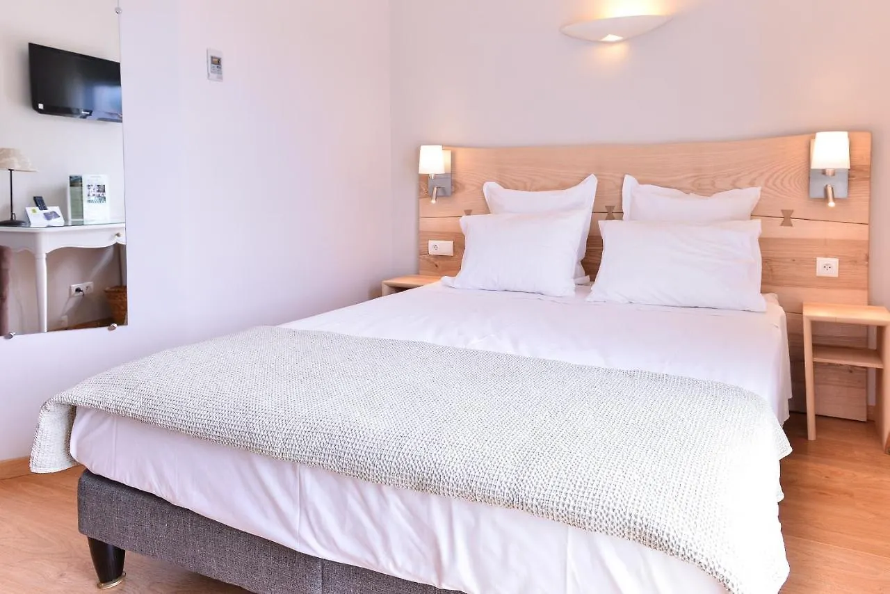 Logis Hotel Restaurant Le Chene Vert Rocher Frankrijk