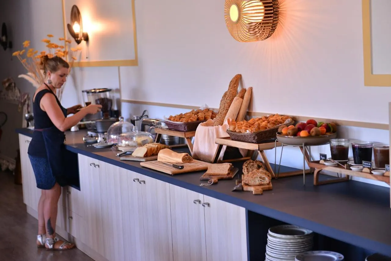 Logis Hotel Restaurant Le Chene Vert Rocher