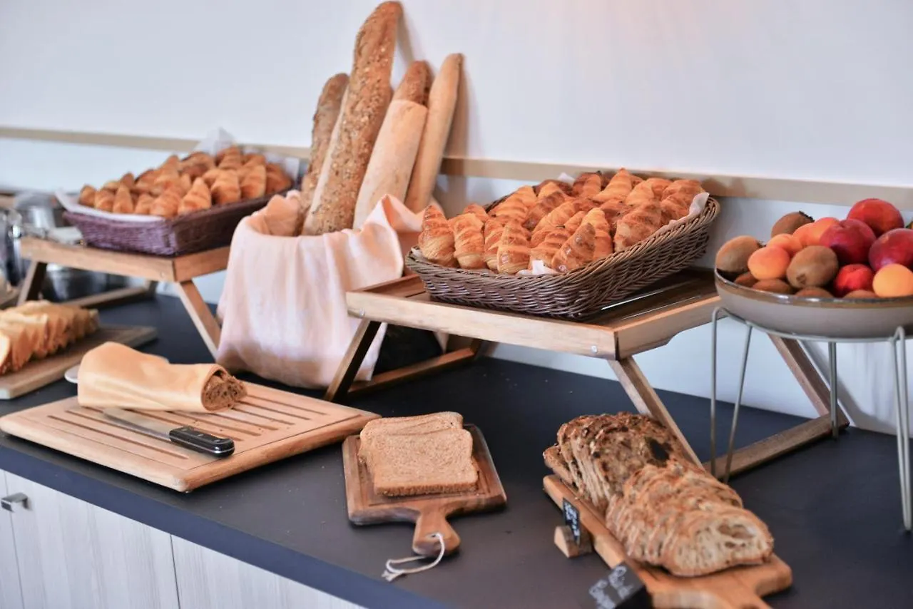 Logis Hotel Restaurant Le Chene Vert Rocher 3*,