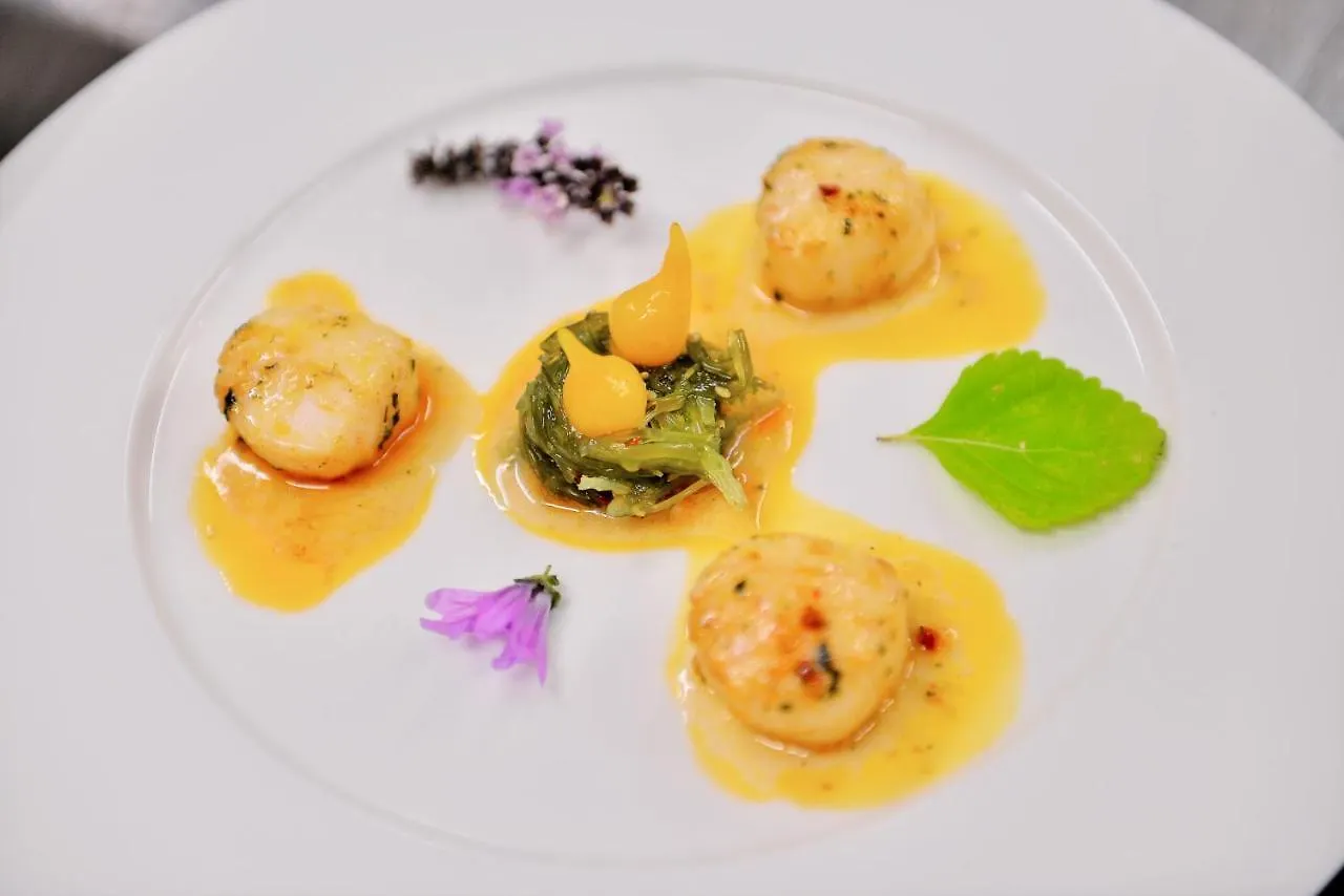 Logis Hotel Restaurant Le Chene Vert Rocher 3*,
