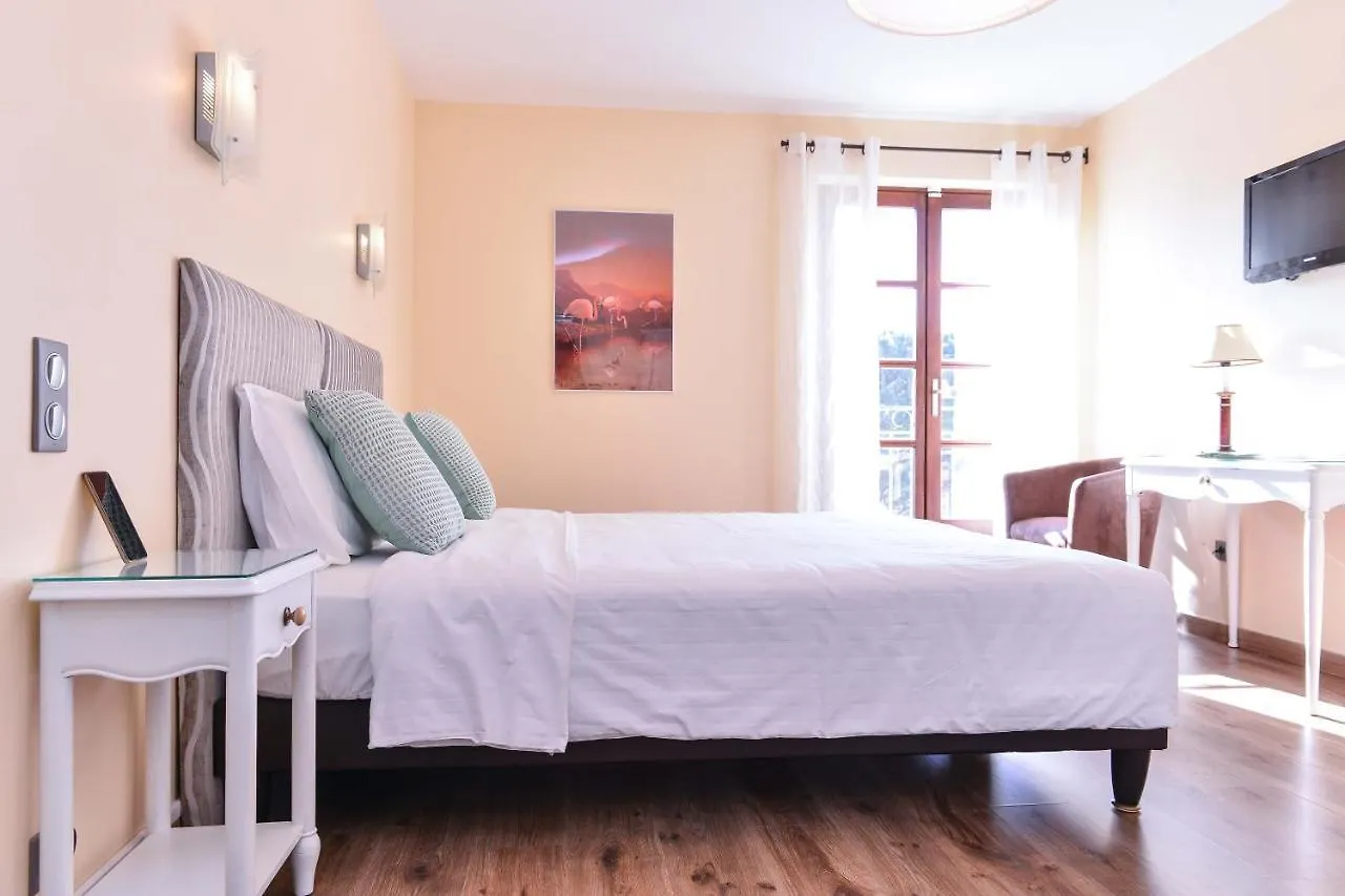 Logis Hotel Restaurant Le Chene Vert Rocher