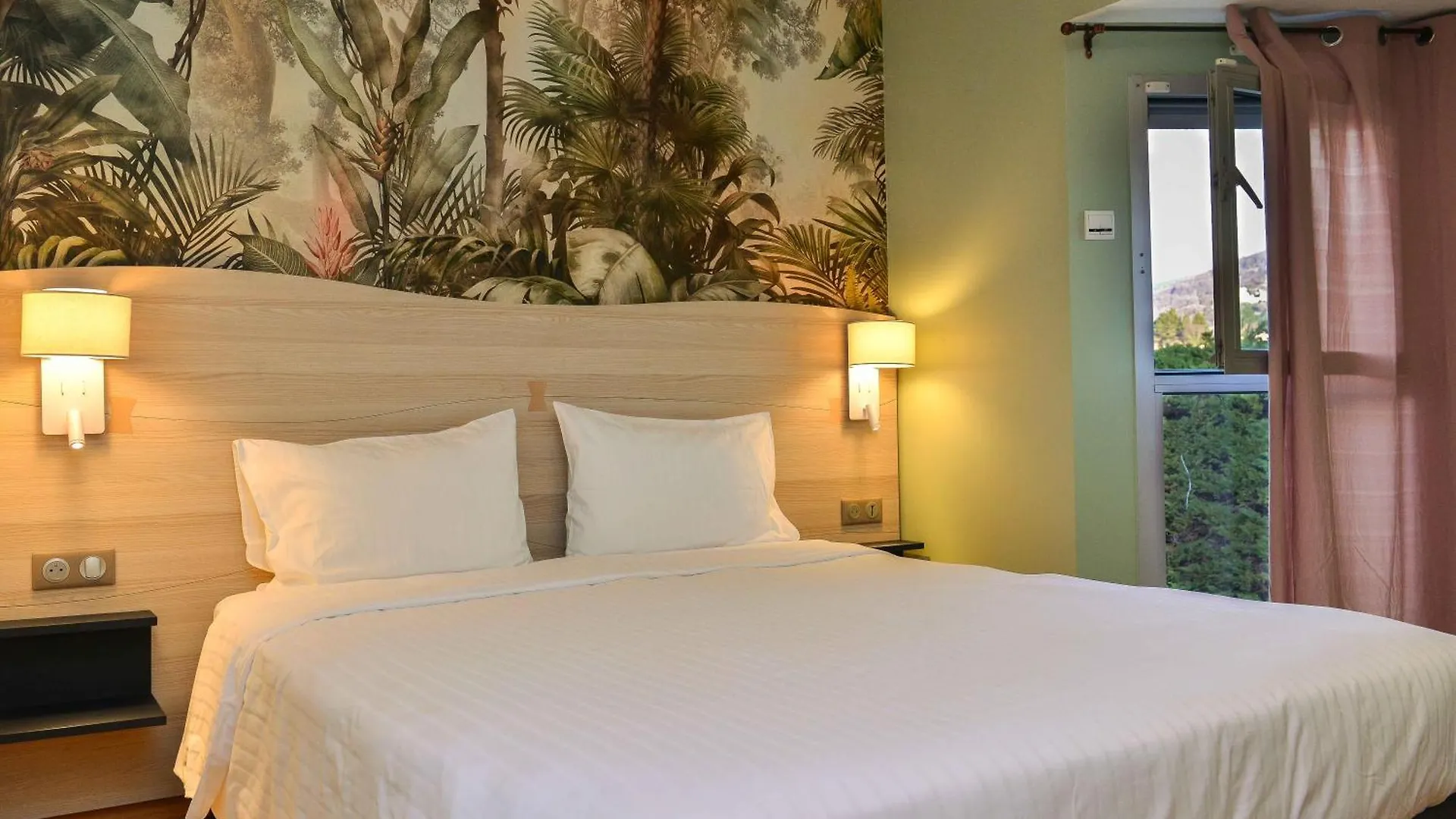 Logis Hotel Restaurant Le Chene Vert Rocher Frankrijk