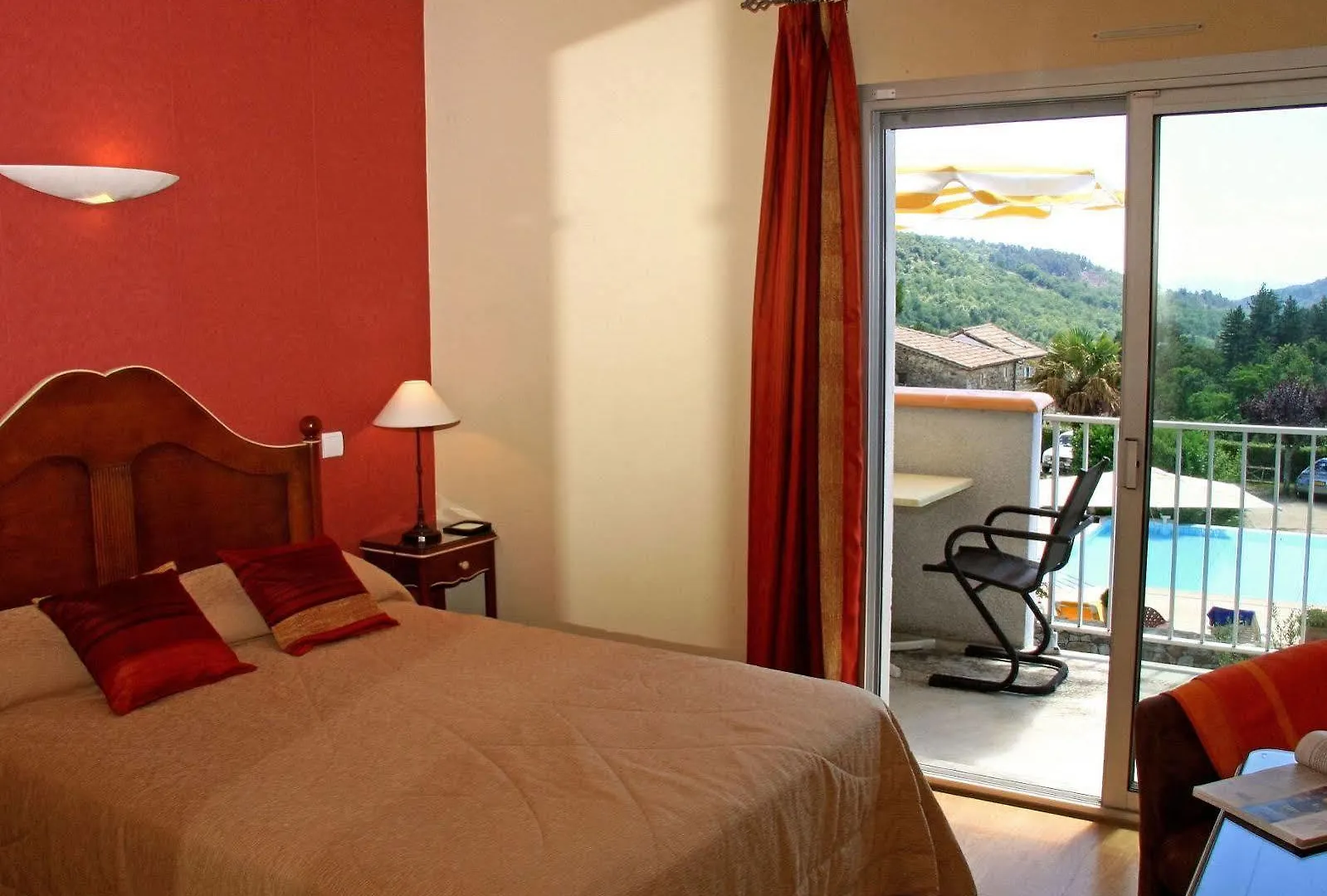 Logis Hotel Restaurant Le Chene Vert Rocher
