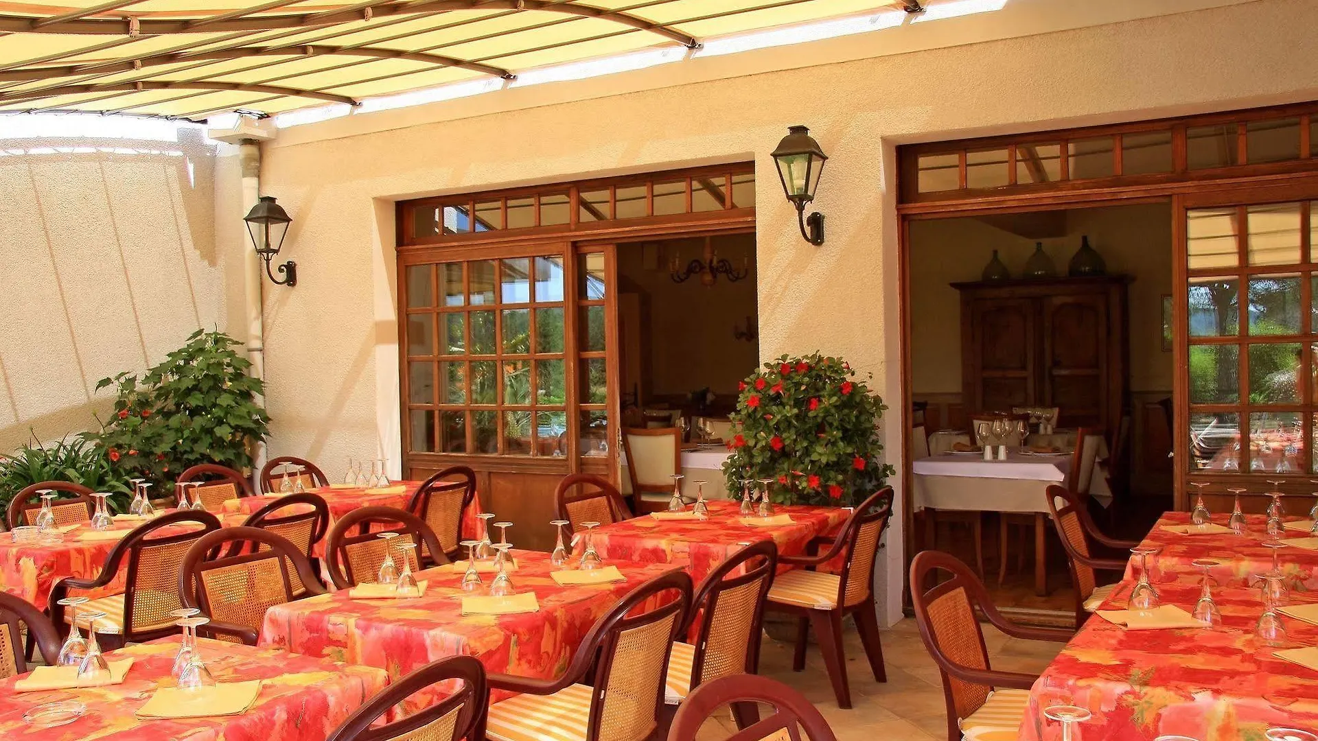 Logis Hotel Restaurant Le Chene Vert Rocher 3*,