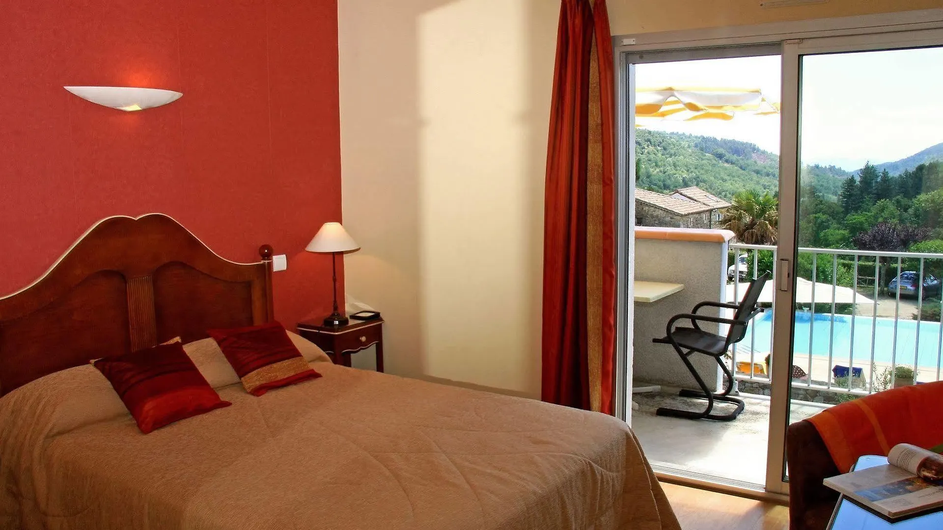 Logis Hotel Restaurant Le Chene Vert Rocher