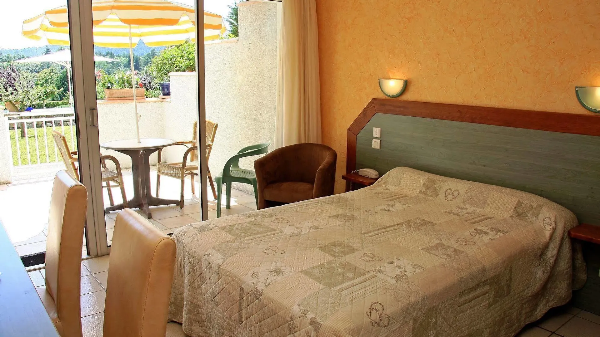 Logis Hotel Restaurant Le Chene Vert Rocher